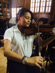 Marjorie Pineda tiene dos años tocando violín y se siente orgullosa de ser parte de la Orquesta y Coro Sinfónico Polígono Don Bosco de San Salvador.
