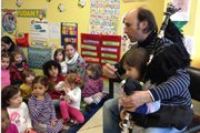 Carlos Núñez explica a los niños de Communikids en Washington, DC, la magia de la gaita gallega