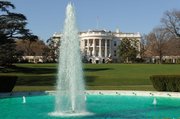 El agua de la fuente de la entrada sur de la Casa Blanca es teñida de verde cada año para las festividades de San Patricio