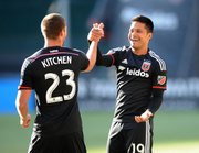 El costarricense Jairo Arrieta (der.) festeja con su compañero Perry Kitchen su gol ante el Montreal Impact en partido de la MLS en el estadio RFK de Washington, DC, el sábado 7 de marzo de 2015.