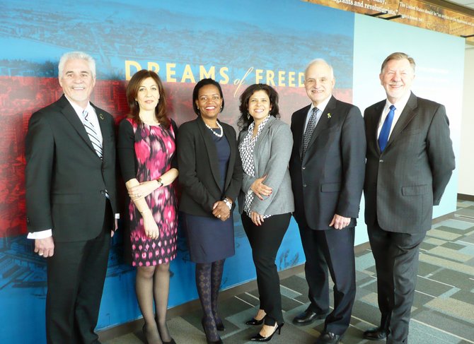 (left to right): Raphael Oliver, General Manager of Skywalk Observatory and Top of the Hub; Eva Millona, Executive Director, Massachusetts Immigrant & Refugee Advocacy Coalition; Senator Linda Dorcena Forry (whose personal story is included in the exhibition); Alejandra St. Guillen, Director, The Mayor’s Office of New Bostonians, Pat Moscaritolo, President and CEO, Greater Boston Convention & Visitors Bureau; and Dr. Westy Egmont, Exhibit Curator and Director of the Immigrant Integration Lab at Boston College.
Foto: R. J. Donovan