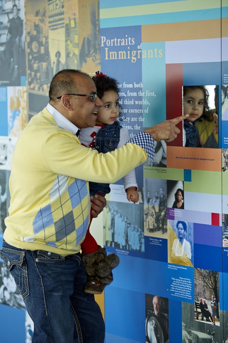 Disfruta de la sección “Retratos de Inmigrantes” en Dreams of Freedom en el Skywalk Observatory.
Foto: Joel Benjamin