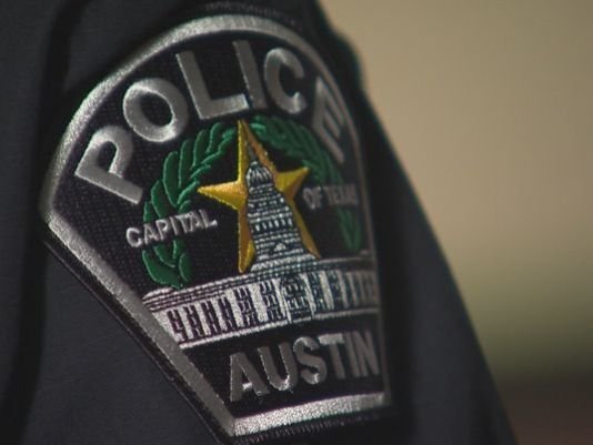 Un oficial de policía de Austin fue suspendido después de causar un choque