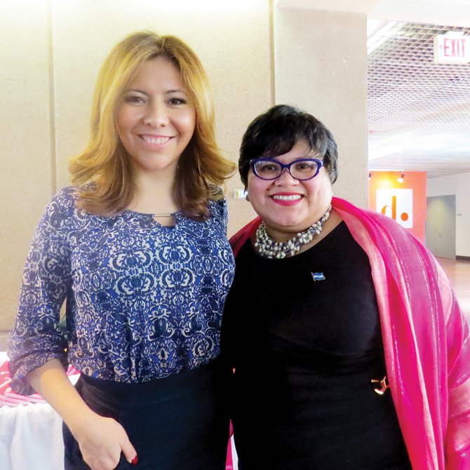 DÚO. La periodista Silvana Quiroz (izq), quien moderó el panel Nuestros Derechos, al lado de Jackie Reyes, directora de la Oficina del Alcalde para Asuntos Latinos (OLA). Reyes, recientemente nombrada por la alcaldesa Muriel Bowser, expuso “¿Misión Imposible?” dentro del tema mujer en la política.