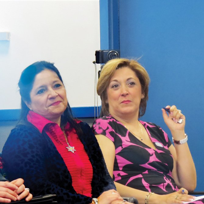 COMUNIDAD. La doctora Claudia Campos (der.) y Doris de Paz.