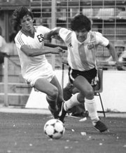 El salvadoreño Jaime "La Chelona" Rodríguez disputa el balón con el argentino Diego Armando Maradona en una acción del partido entra ambas selecciones en el Mundial de España 1982.
