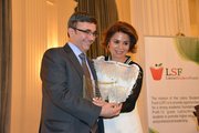 La vicepresidenta de la Junta Directiva del Latino Student Fund y Chair de la Gala, Lisa Fuentes, entrega una placa al filántropo Samuel Lievano durante la cena anual realizada el jueves 12 de marzo de 2015 en la OEA en Washington, DC.