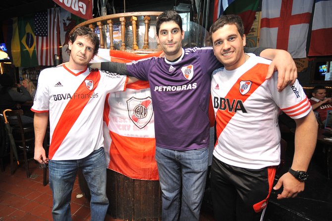 De izq. a der.: Javier Bilon, Francisco Morán y Patricio Violini, tres de los promotores de la Filial de River en Washington, DC, el jueves 12 de marzo en el restaurante The Lucky Bar de Washington, DC.