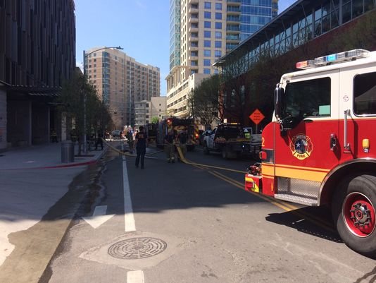 Explota transformador eléctrico en edificio en el centro de la ciudad