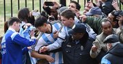 Messi firma autógrafos después de su entrenamiento en Georgetown, Washington, DC, el martes 24 de marzo.