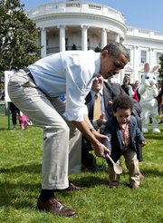 El presidente de Estados Unidos Barack Obama participa en el llamado "Easter Egg Roll" (Carrera de Huevos de Pascua), una carrera en la que los niños compiten por rodar huevos duros de colores, en el ala sur de la Casa Blanca en Washington.