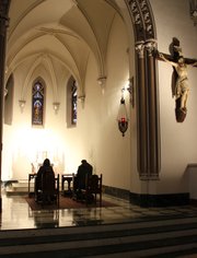 Penitentes oran en la Parroquia de San Patricio, de Washington DC, durante la Cuaresma mientras unos 200 millones de cristianos en Estados Unidos se preparan para la Semana Santa. El de San Patricio, erigido en 1792, fue el primer templo católico en la entonces nueva capital de EE.UU a las afueras de la localidad de Georgetown.