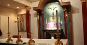 El altar de la capilla José María Escrivá, en el Centro de Información Católico de Washington, tiene el sagrario cubierto con violeta, el color litúrgico de la Cuaresma.