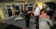 El decano de la facultad de periodismo de la Universidad de Maryland, Rafael Lorente (der.) conversa con el director de El Tiempo Latino, Alberto Avendaño.