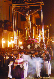 POPAYÁN. Una sahumadora lidera el paso de la imagen del Descendimiento; por la calle de Santo Domingo en la procesión del Santo Entierro de Cristo, en la noche del Viernes Santo en Popayán, Colombia. Considerada como la Jerusalén de Latinoamérica, esta localidad colombiana de 250.000 habitantes, lleva a gala ser una población dedicada durante los 365 días del año a la Semana Santa, que fue declarada en 2009 obra maestra del patrimonio oral e inmaterial de la humanidad por la Unesco. Su Semana Santa no ha tenido interrupciones nunca e incluso durante las guerras civiles se convenía una especie de armisticio en esa época del año, a fin de que no se viera suspendida. Popayán, capital del departamento de Cauca, fue fundada en 1537 y, tan sólo 30 años después, comenzó a celebrar la Semana Santa consiguiendo enriquecerla con imágenes, traídas de España y de Quito.