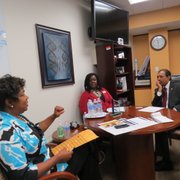 Judith James (izq.) del Global Learning Center; Ramunda Young, de Comunicaciones y el director del campus Roger Ramsammy.