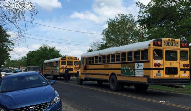 Autobús escolar fue chocado por una camioneta