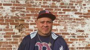 Edwin, trabajador en el Aeropuerto Logan 
“Tengo dos trabajos en el Aeropuerto, uno cocinando y otro proporcionando agua a los aviones de Boston. Con dos trabajos puedo apenas sobrevivir con salario mínimo… las empresas con las que trabajo tienen dinero como para pagar más, y lo deberían hacer no solo porque pueden sino por el riesgo al que me enfrento con mi trabajo como quemarme, cortarme y estar en contacto con bacterias. Yo he dicho a mis jefes que necesito un aumento y dicen siempre que están esperando que les den permiso de arriba”. 
