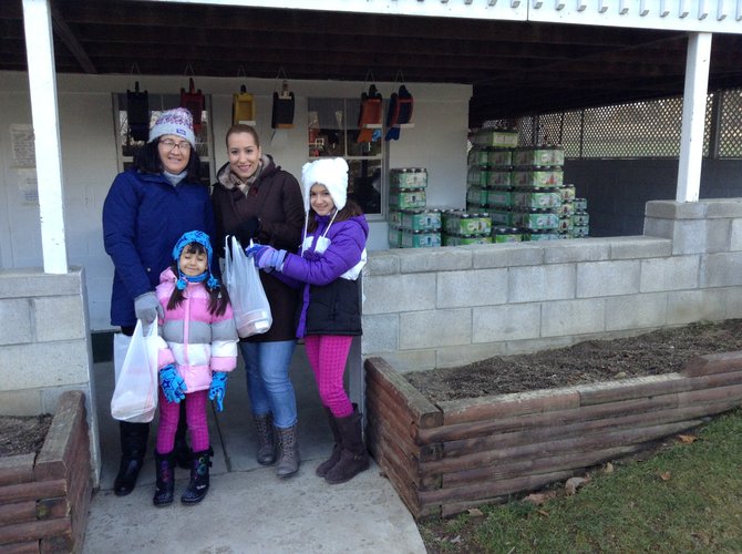 Turistas posan a la salida de una tienda de productos amish en New Wilmington, PA.