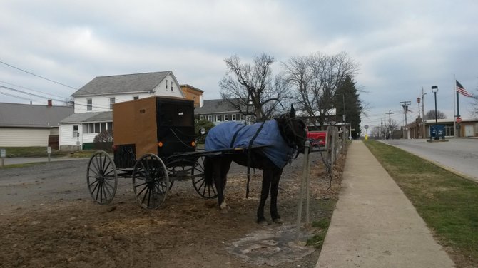 Una carreta de los amish estacionada cerca del Restaurante The Tavern of the Square propiedad de Susan y Joe Hougleman en New Wilmington, PA.