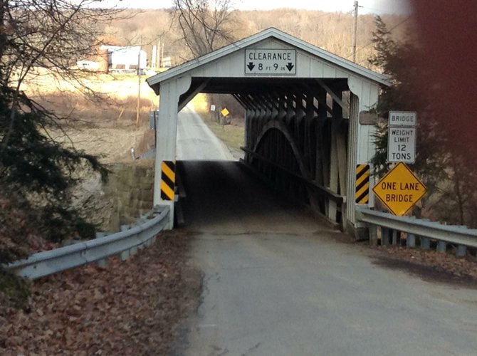 Puente sobre una vía de comunicación en los campos de los alrededores de New Wilmington, PA.