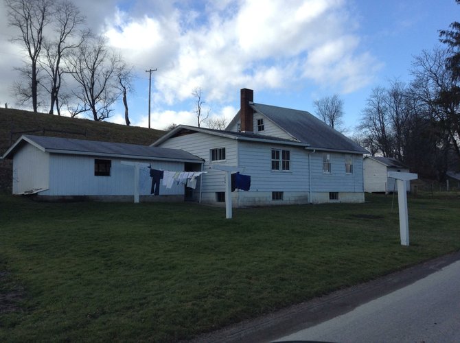 Las viviendas y otros inmuebles de los amish son predominantemente de color blanco.
