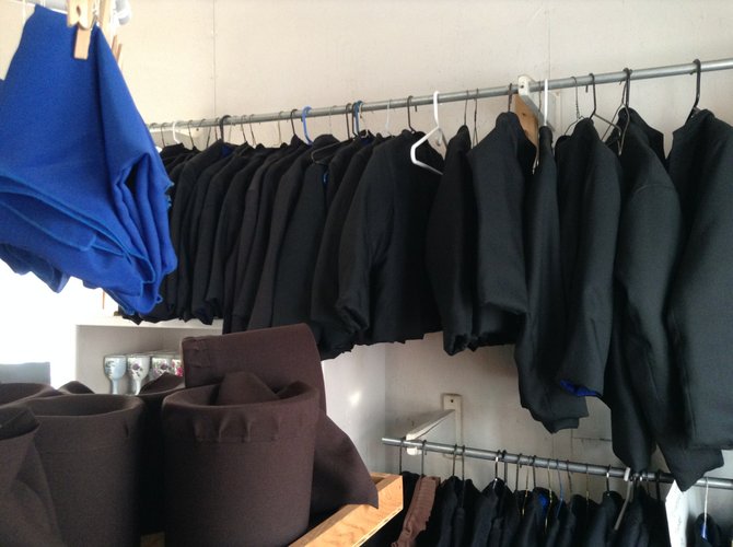 Vestimenta de los amish a la venta en una tienda de New Wilmington, PA.