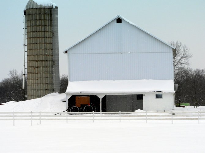 Un granero de los amish después de una nevada en New Wilmington, PA