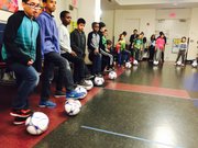 Los niños de CentroNía durante la entrega de la donación de equipos de fútbol por parte del DC United y otras organizaciones.