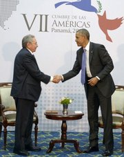 El presidente de Cuba, Raúl Castro (izq), estrechando la mano de su homólogo de EE.UU., Barack Obama, el sábado 11 de abril de 2015, durante una histórica reunión, en la VII Cumbre de jefes de Estado y de Gobierno de las Américas en la Ciudad de Panamá. Castro le dijo a Obama que está "dispuesto a hablar de todo" en el proceso hacia la normalización bilateral.