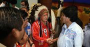 El líder indígena norteamericano Phill Lane (c) estrecha la mano del presidente de Bolivia, Evo Morales (d), hoy sábado 11 de abril de 2015, durante la VII cumbre de jefes de Estado y de Gobierno de las Américas que se celebra en la Ciudad de Panamá. El presidente de la Coordinadora Nacional de Pueblos Indígenas de Panamá (COONANIP), Carlos Mensua, entregó a Morales, el manifiesto de la V Cumbre Abya Yala de pueblos indígenas que se ha celebrado en la capital panameña al margen de la VII Cumbre.