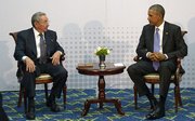 El presidente de Cuba, Raúl Castro (izq) y el de EE.UU., Barack Obama (d), el sábado 11 de abril de 2015, durante una histórica reunión, en la VII Cumbre de jefes de Estado y de Gobierno de las Américas en la Ciudad de Panamá. Castro.