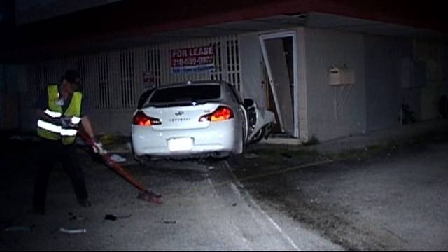 2 heridos después de que un coche choco contra un SUV y un edificio