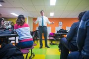 El representante estatal de East Boston, Adrian Madaro, conversa con los padres de familia en la Brooke Charter School.