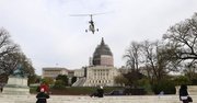 Un minihelicóptero tripulado sobrevoló el Mall de DC y aterrizó en uno de los jardines del Capitolio, a la 1:15pm de la tarde del 15 de abril de 2015. La policía detuvo al tripulante del aparato.