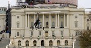 El pequeño helicóptero sobrevoló el Mall Nacional y aterrizó ante el Capitolio