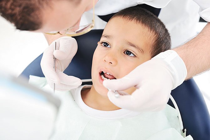 Las caries asechan más a niños latinos