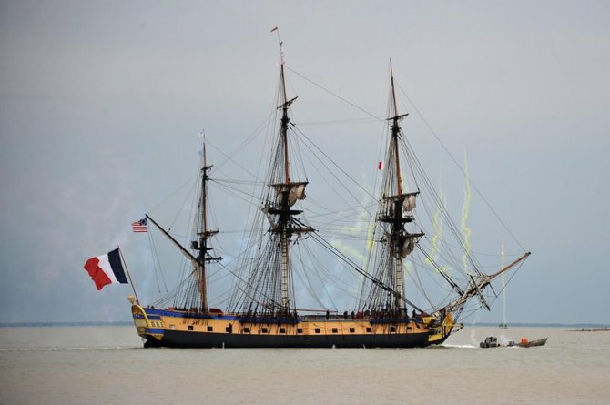 Esta nave es una réplica de la “Hermione” original que en 1780 llevó efectivos y recursos de Francia a los colonos independentistas de lo que hoy es Estados Unidos. La fragata iba al mando del marqués de Lafayette.