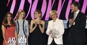 La Reina Letizia (centro), junto al presidente del Grupo Zeta, Antonio Asensio Mosbah (der.), preside la ceremonia de entrega de los Premios Woman, otorgados a la actriz Salma Hayek (izq.), la directora de orquesta Inma Shara (2izq), y la doctora María Neira (2der), celebrada el 20 de abril en el Casino de Madrid.