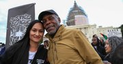 Carmen Pérez, directora ejecutiva de Gathering for Justice, junto al actor Danny Glover, el 21 de abril, en la marcha para protestar por las últimas muertes de personas afroamericanas a manos de la policía.