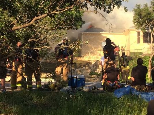 Se necesitaron varios camiones de bomberos para apagar un incendio