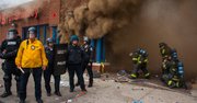 Policías vigilan durante una protesta por la muerte de Freddie Gray hoy, lunes 27 de abril de 2015, en Baltimore (EE.UU.). Freddie Gray murió el 19 de abril después de sufrir una herida en su médula espinal mientras permanecía en custodia policial.