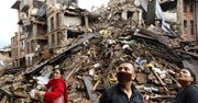 Varias personas inspeccionan los restos de varios edificios destrozados tras el terremoto en el distrito de Bhaktapur, Nepal, hoy, lunes 27 de abril de 2015.