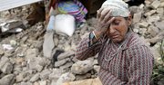Una mujer se lamenta junto a su casa destruída en la aldea de Kumalpur, a las afueras de Katmandú, Nepal, hoy, lunes 27 de abril de 2015. La cifra de fallecidos por el seísmo que azotó el país el pasado sábado supera los 3.200, mientras que el número de heridos alcanzó ya los 6.535, según los últimos datos disponibles. Es el terremoto de mayor intensidad en casi 80 años en el país del Himalaya y el peor que ha vivido la región en una década, desde que en 2005 un movimiento telúrico causara más de 84.000 muertos en Cachemira.
