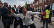 Una manifestante lanza los restos de una granada durante una protesta por la muerte de Freddie Gray hoy, lunes 27 de abril de 2015, en Baltimore