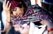 Heridos en el terremoto reciben tratamiento en el Hospital Universitario de Katmandú (Nepal) hoy, lunes 27 de abril de 2015.