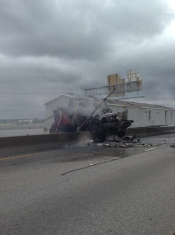 Accidente entre un camión y casa móvil causa el cierre de I-35