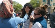 Una mujer es atendida después de inhalar gases lacrimógenos el martes 28 de abril de 2015 en Baltimore, Maryland.