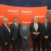 De izq. a der.: el cofundador y director de la Junta Directiva de AVIANCA, Roberto Kriete, el Ministro de Relaciones Exteriores de El Salvador, Hugo Martínez; el padre José "Pepe:  Morataya, el embajador de El Salvador en Washington, Francisco Altschul y el director del Banco Mundial para Centroamérica, Humberto López instantes después de la rueda de prensa que ofrecieron antes del concierto del Kennedy Center.
