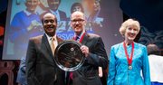 El secretario de Trabajo en la administración Obama, Tom Pérez, recibe el "Roscoe R. Nix Distinguished Community Leadership Award", junto a la ex senadora de Maryland Jennie Forehand, de manos del ejecutivo del condado de Montgomery, Isiah Legget, el 27 de abril de 2015 durante una ceremonia en el Imagination Stage de Bethesda, Maryland.